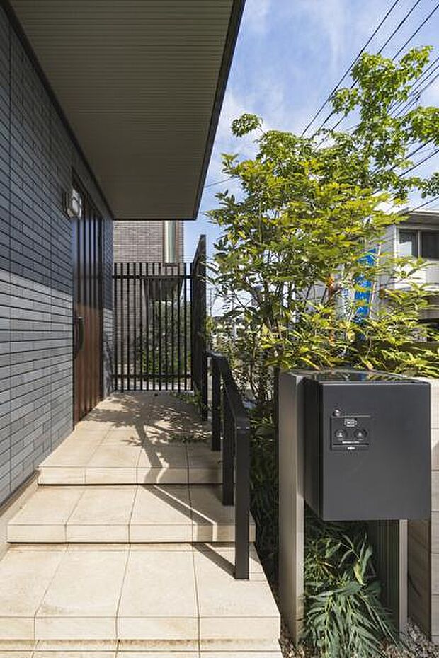 No.2_外構(撮影_2025年9月)緑量豊かな玄関アプローチ。あると嬉しい宅配ボックス付きです。