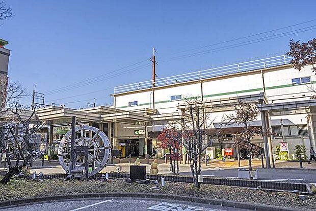 JR武蔵野線「新座」駅(最長:約430m/徒歩6分)駅周辺には保育園やお買い物施設があり、電車通勤・通学時に利用でき便利です。