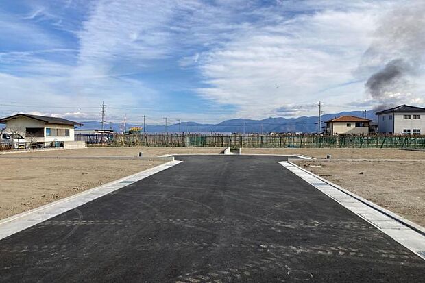 前面道路(撮影_2024年1月)駐車やすれ違いのストレスが少ない幅員6mの新設道路です。