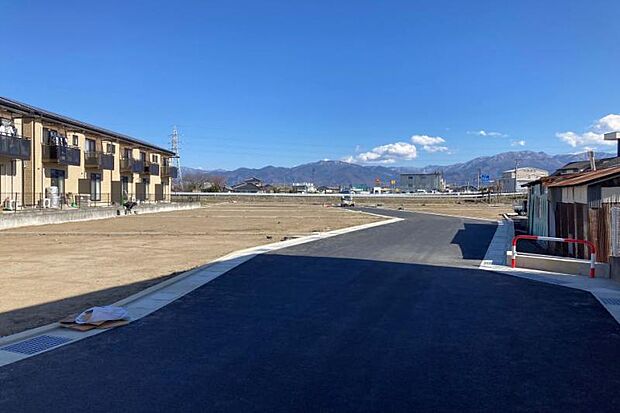 まちなみ(撮影_2024年3月) 全13区画の大型分譲地。新設道路は幅員6mありすれ違いもらくらく。※販売済区画を含む場合がございます。最新の販売状況は区画図等をご参照下さい。