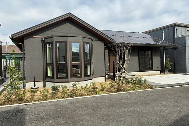 No.3_外観1（撮影_2025年12月）お庭に面するボウウィンドウはデザイン性だけでなく、通風や採光の機能性もあり、開放感を演出します。