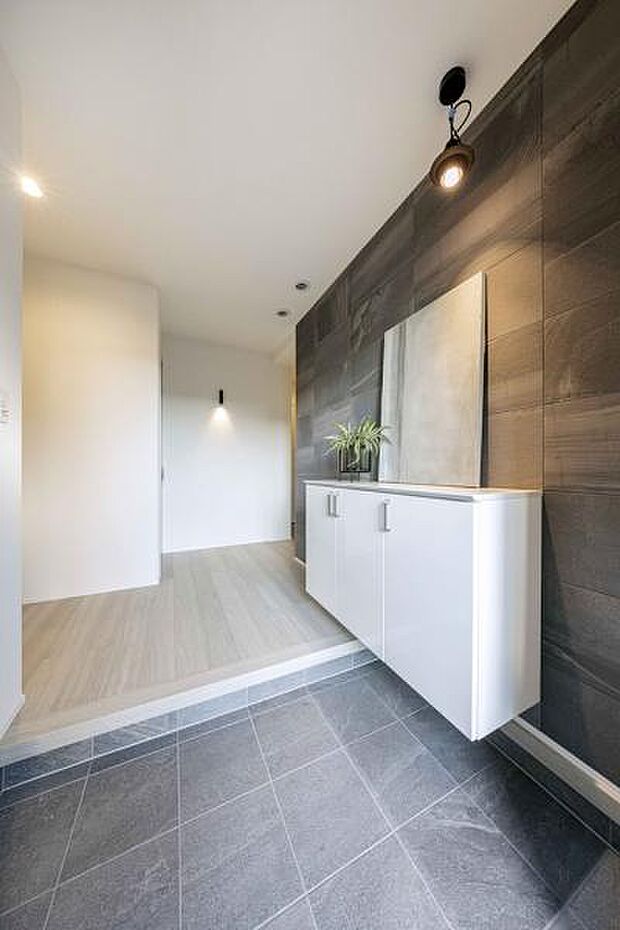 No.3_玄関1（撮影_2025年12月）ゆとりのある玄関スペースに大きめの玄関収納。靴が多いご家族にも安心です。