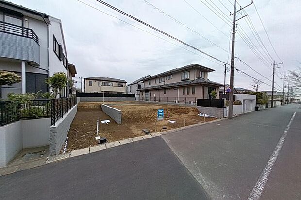 全景(撮影_2025年3月) 前面道路約6メートルの街区に位置する全2区画。南西道路からは日差しをたっぷり取り込みます。敷地形状を活かしたプライベート空間の確保も可能。