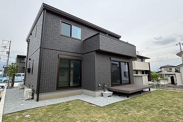 No.8_外観2（撮影_2025年5月）ウッドデッキ完備でお庭で家族でBBQやお子さんのプールにも大活躍