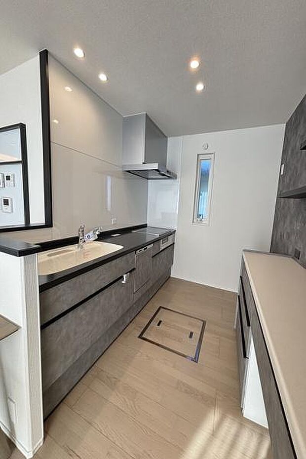 No.2_キッチン（撮影_2026年1月）家族みんなで使いやすい、ゆとりのあるキッチン。収納も充実し、料理や片付けがスムーズに。毎日の家事を支える動線になっています。