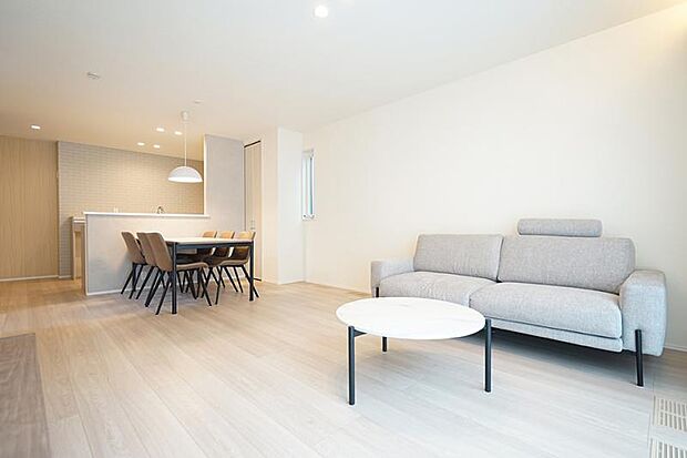 No.7_LDK（撮影_2025年10月）約17.2畳のLDK。インテリアコーディネーターがセレクトした家具付き物件です。