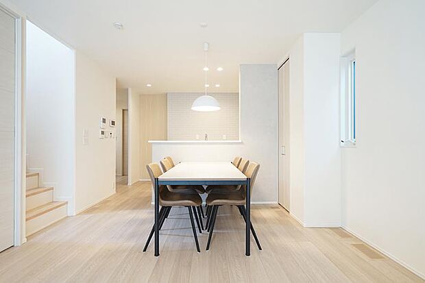 No.7_ダイニングキッチン（撮影_2025年10月）家族が自然と顔を合わせ会話が生まれる、LDK内に階段を配置した間取りです。※家具付販売物件です。