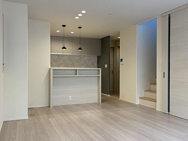 No.1_LDK1(撮影_2025年12月)キッチンからリビングまで隔たりのない大空間です。家族との時間を過ごすのに最適の間取り設計です。