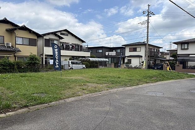 分譲地全景2（撮影_2026年6月）周囲は戸建てが並ぶ穏やかな住環境、のびのびと暮らせる立地。※販売済区画を含む場合がございます。