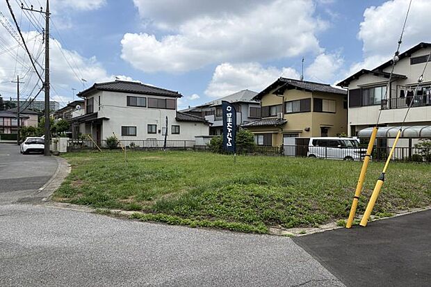 分譲地全景3（撮影_2026年6月）角地を含む開放感のある立地で、陽当たりにも恵まれた分譲地。※販売済区画を含む場合がございます。