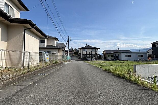 前面道路1(撮影_2026年7月)幅員約4.2から4.3mの前面道路を北側から撮影。