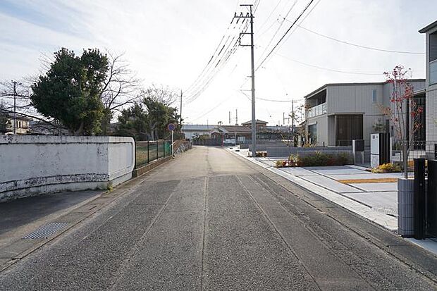【No.9_前面道路（撮影_2023年12月）】幅員約6mの前面道路。