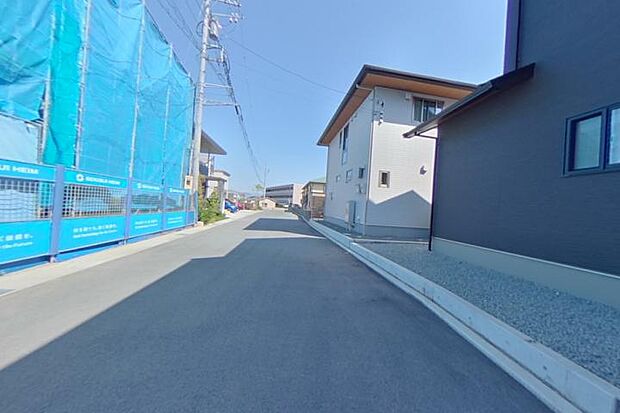 分譲地内道路2_(撮影_2025年5月)通り抜けできない道路なので車通り少なく、小さいお子様も安心です。