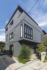 No.2_外観（撮影_2024年8月）太陽光発電システム5.55kW、屋内蓄電池システム4.9kWhを搭載した鉄骨造3階建て。 