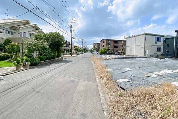 【前面道路(撮影_2025年9月)】前面道路も幅6メートルあり、車庫入れもしやすくなっています。