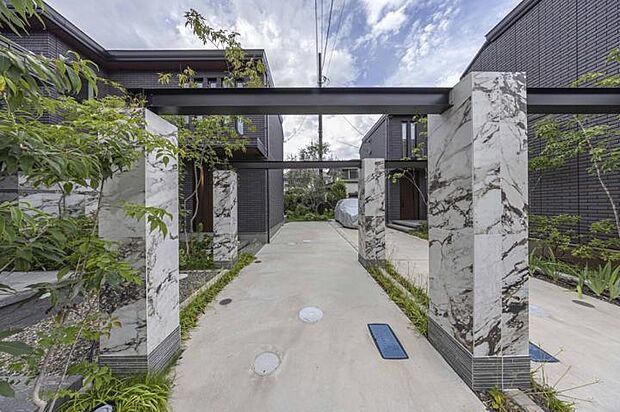 【1LDK】No.6_外観1(撮影_2025年9月)少し奥まった駐車場はプライベートを大切にされる方に最適。