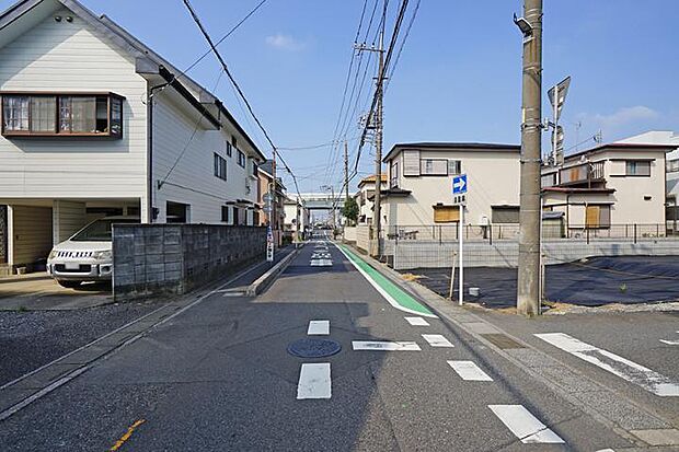 【前面道路 (撮影_2024年5月)】幅員約5.9mの前面道路。