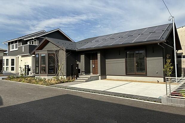 【No.3_外観2（撮影_2025年12月）】駐車場2台スペース。まちなみガイドラインにより、安全でみなさまがずっと気持ち良く暮らせるように まち全体をデザインしています。