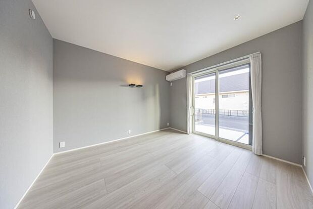 【No.3_主寝室（撮影_2025年12月）】間接照明で落ち着きのある主寝室。