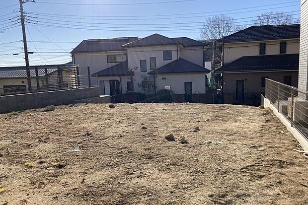 No.2_土地3(撮影_2026年1月)敷地から前面道路方向への視線となります。高台のため歩行者の目線を気にせずお寛ぎ頂けます。