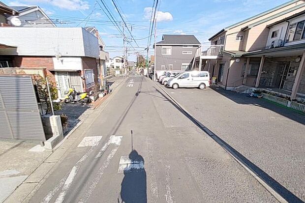 【前面道路2(撮影_2025年3月)】車通りは少なく、小さいお子様やお年寄りにも安心です。