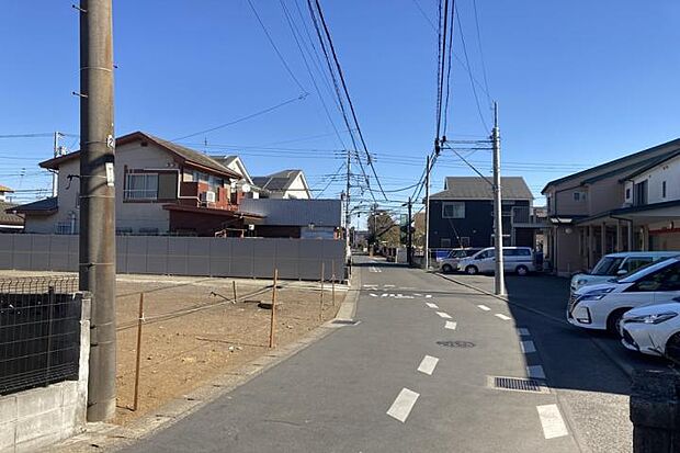 No.1_土地3（撮影_2025年2月）南側の道路からは高低差がほぼなく、フラットです。車庫計画も自由な設計が可能です。