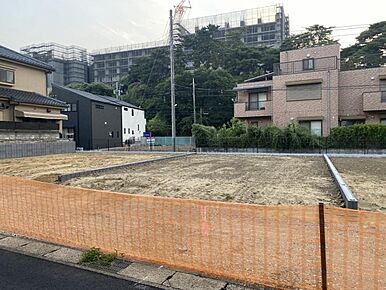 No.5_土地（撮影_2025年8月）道路との高低差が無く駐車計画や建物プランが取りやすい区画です。 