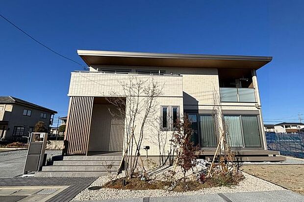 【No.2_外観2（撮影_2026年1月）】南側より撮影。敷地面積74.30坪、延床面積32.81坪、屋内型蓄電池4.9kWh。建物内のご案内も可能です。お気軽にお問合せください。