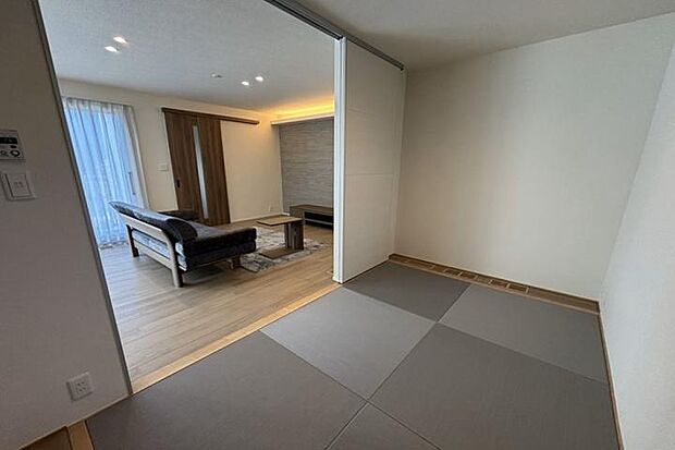 【No.2_和室（撮影_2026年1月）】リビングとつながるタタミスペースは、お子様の遊び場やくつろぎスペース等引き戸で仕切ることで用途に合わせて使い分けが可能です。※家具付販売物件です。