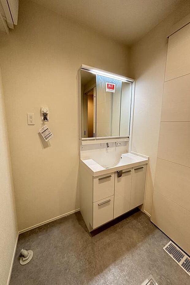 【No.2_洗面脱衣室（撮影_2026年1月）】身支度から洗濯までスムーズに行える洗面脱衣室。収納力のある洗面化粧台で、毎日の家事を快適にサポートします。