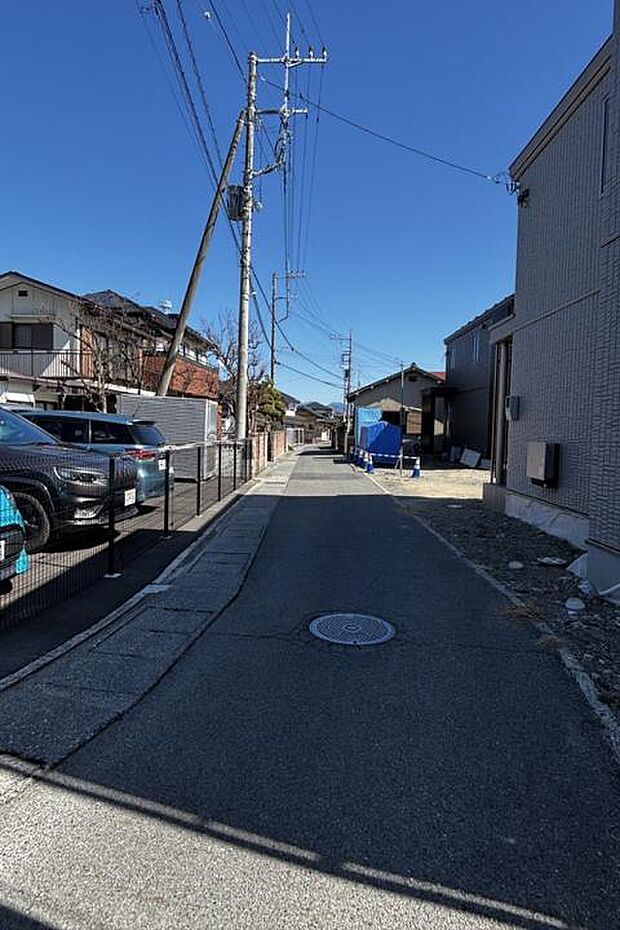 【前面道路1（撮影_2026年3月）】幅員4mあるので、運転が苦手な方もスムーズに駐車いただけます。