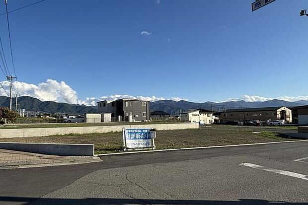 No.1_土地2(撮影_2025年10月)西側より撮影。南側の区画が一段下がっているので、日当たり良好です。建物を北側に寄せることで、お庭等のスペースを広く取っていただけます。