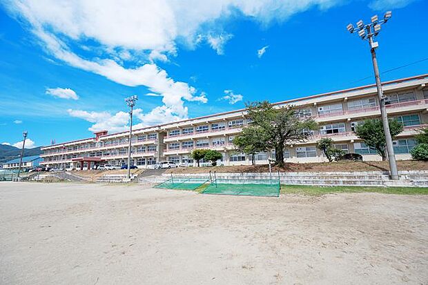 山梨市立山梨北中学校(約310m・徒歩4分)