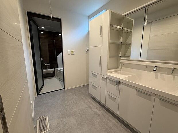 【No.1_洗面(撮影_2025年12月)】広々洗面で、納戸と隣り合わせになっており、収納が充実しています。