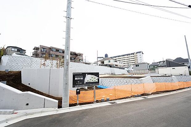 【街並_02（撮影_2026年1月）】※販売済区画を含む場合がございます。最新の販売状況は区画図等をご参照下さい。全18区画。統一感のある街並みが、上質な暮らしを演出。