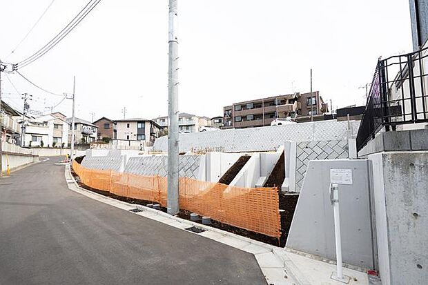 【街並_04（撮影_2026年1月）】※販売済区画を含む場合がございます。最新の販売状況は区画図等をご参照下さい。道路との高低差を活かした眺望、風通しが魅力の分譲地です。