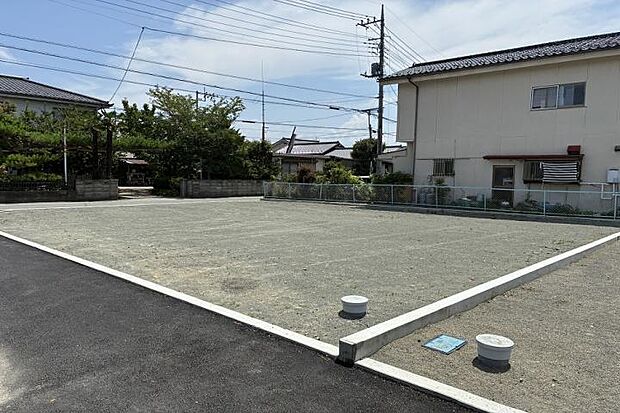 【No.1_土地1(撮影_2025年7月)】敷地の西側より撮影。土地面積70.34坪 駐車場を北側にとっても東側にとっても使いやすい敷地になっています。