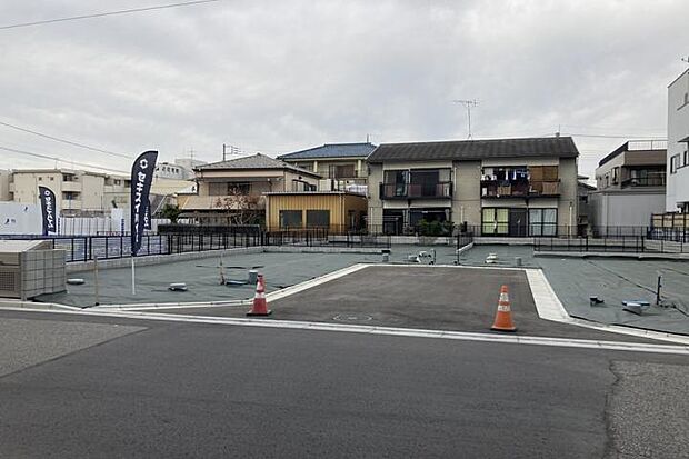 【前面道路３（撮影_2025年12月）】幅員約6mの開発道路。ゆとりのある前面道路で車の出し入れもスムーズ。安心・快適な街区設定。