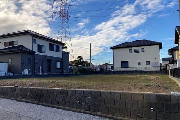 【No.2(撮影_2025年11月)】60坪以上でゆとりのある自由設計が可能な区画です。