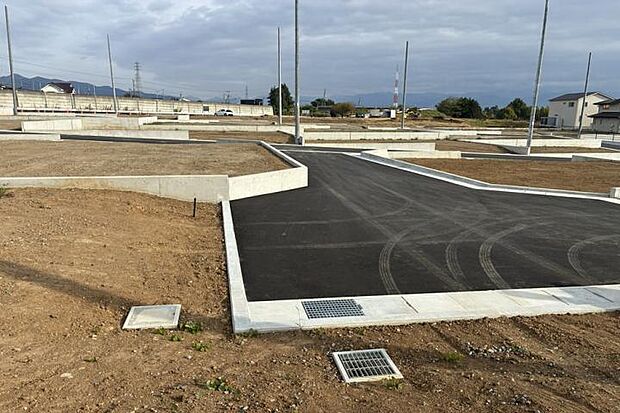 【No.7_土地2（撮影_2025年11月）】北西より撮影。南側区画との敷地延長部分はお互いに地役権を付けあう為、駐車もしやすくなっています。