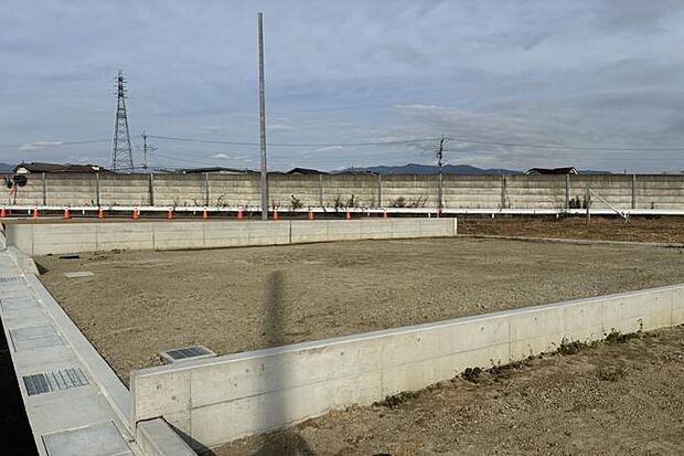 【No.25_土地2（撮影_2025年11月）】南西より撮影。)東西に長い形状の敷地になっている為、建物、駐車場、庭のスペースを分けて計画する事が可能です。