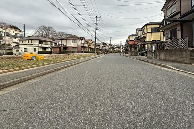 【前面道路1（撮影_2026年3月）】前面道路は約9.4メートルのきれいな道路です。
