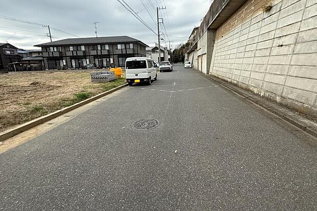 【前面道路2（撮影_2026年3月）】車通りも少なく、安全にお過ごし頂けます。