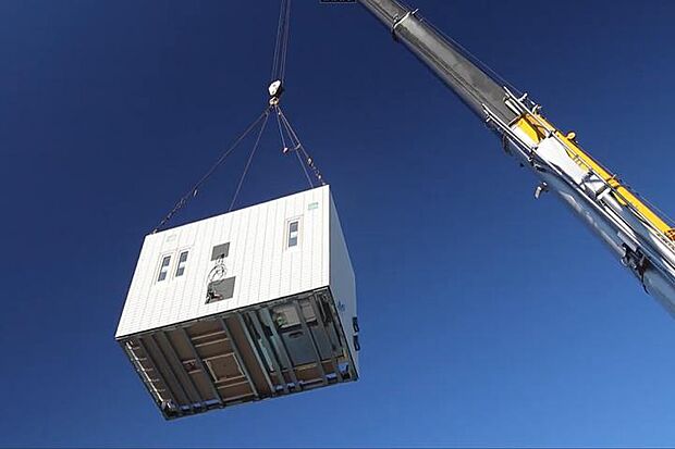 【ユニット工法 】工場で作ったユニットを組み上げて住宅を作る。※建築規模や天候、その他の条件により一日で完了しない場合があります。