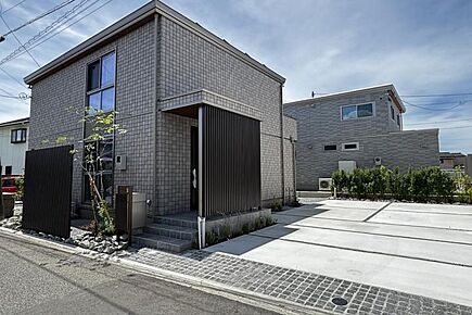 No.2_外観1（撮影_2026年6月）洗練されたフォルムが際立つ、モダンデザインの外観。複数台駐車可能なゆとりのカースペースを備えています。 