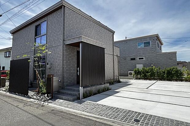 【4LDK】No.2_外観1(撮影_2026年6月)洗練されたフォルムが際立つ、モダンデザインの外観。複数台駐車可能なゆとりのカースペースを備えています。