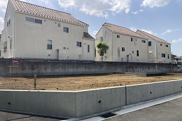 【No.1_土地（撮影_2026年4月）】140m2（42.35坪）二方向が道路に面しており、解放感がある区画です。