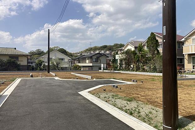 No.4_土地（撮影_2026年4月）143.47m2（43.39坪）奥まった配置で、静かに暮らせる落ち着きのある区画。