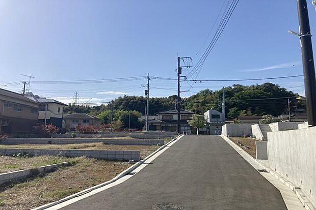 【土地全景2（撮影_2026年4月）】インフラ整備済みですので、安心して理想のプランを描くことができます。