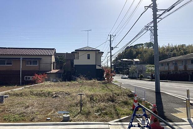 No.5_土地（撮影_2026年4月）128.15m2（38.76坪）。二方向が道路に面した角地です。